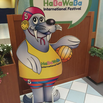Ad attendere i giocatori Rock&Pop, la mascotte dell'HaBaWaBa