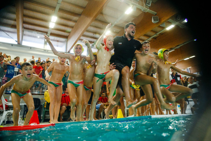 L'esultanza del Posillipo Coccodrilli dopo la vittoria nella finale U11 sul White Sharks Marseille