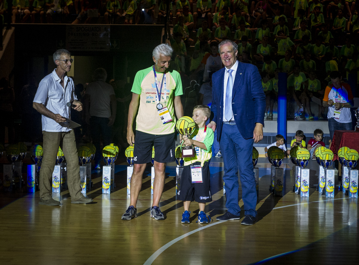 Nicolò Masiero, vincitore del Golden Baby. In alto un'immagine del Palazzetto dello Sport durante la cerimonia di chiusura (foto DeepBlueMedia).