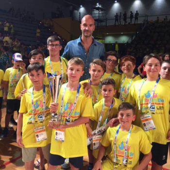 Il Carpi insieme al testimonial Stefano Tempesti durante la cerimonia di chiusura dell'International Festival