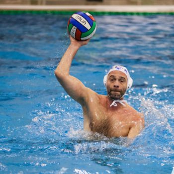 Bencivenga in azione con la calottina dell'Arechi (foto FABIO BARBIERI IMMAGINI)